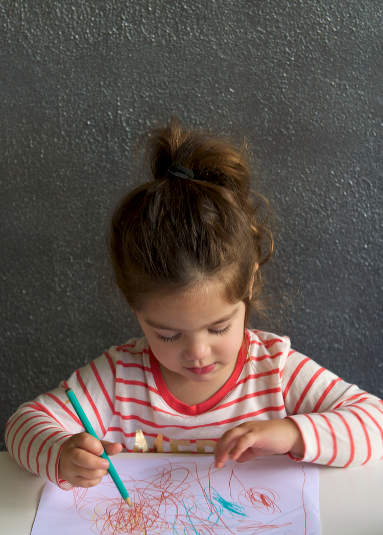 child-learning-to-draw